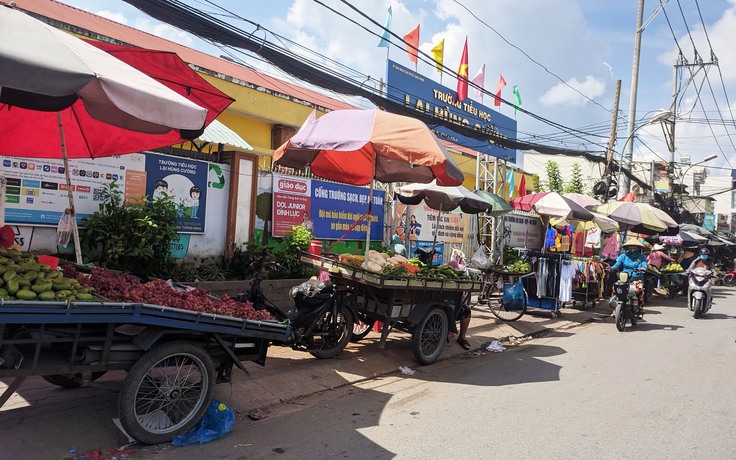 Buôn bán bát nháo trước cổng trường