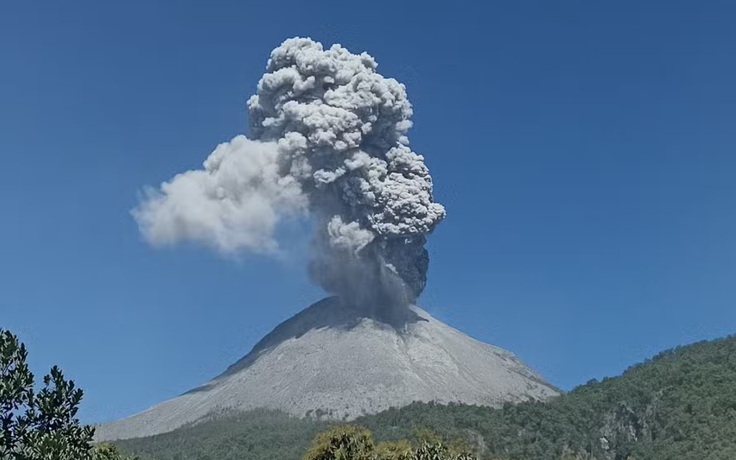 Núi lửa phun trào tại Indonesia khiến ít nhất 9 người chết