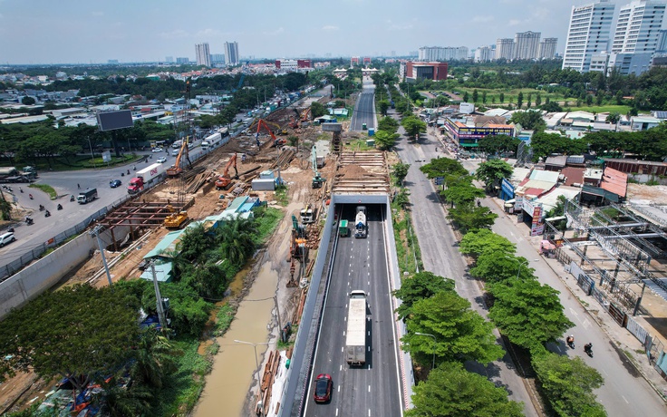 Chạy đua khơi thông cửa ngõ TP.HCM trước tết