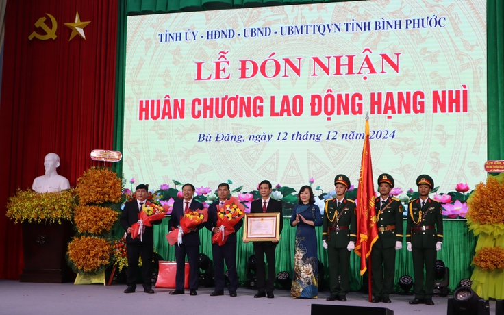 Bù Đăng kỷ niệm 50 năm ngày giải phóng, đón nhận Huân chương Lao động hạng nhì