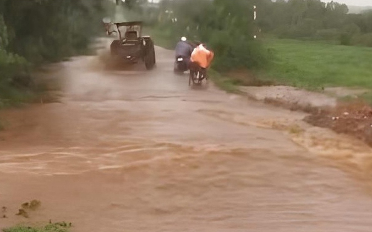 Tìm thấy thi thể nạn nhân trong vụ lũ cuốn rơ moóc xe công nông