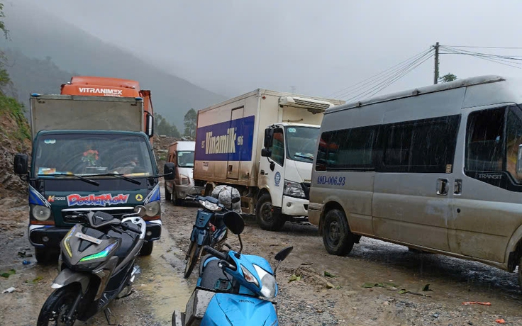 Sạt lở đèo An Khê gây tê liệt giao thông trên QL19
