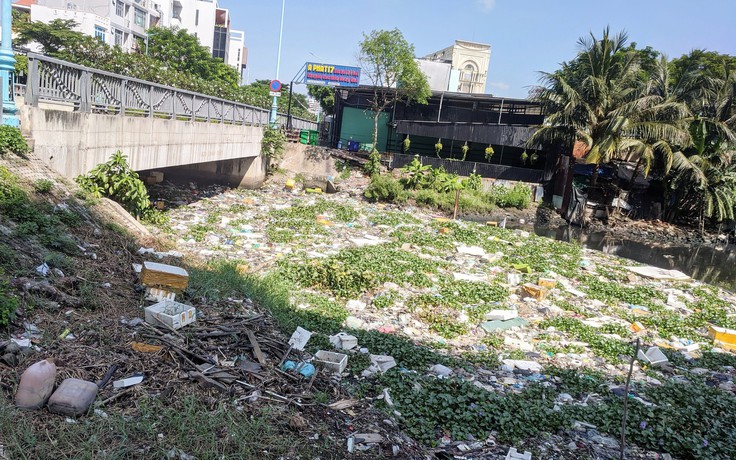 Phản hồi: Dọn rác trên lòng kênh tại cầu Rạch Lăng