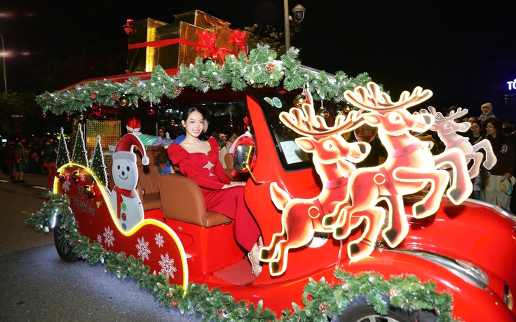 Hoa hậu Thanh Thủy cùng 600 ông già Noel mang Giáng sinh đến phố đi bộ Bạch Đằng