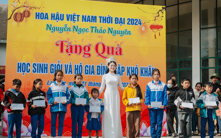 Hoa hậu Việt Nam thời đại tham dự chợ phiên biên giới Quảng Trị