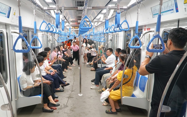 Metro số 1 ngày đầu vận hành: Đón khách phương xa, du khách Úc cũng xếp hàng trải nghiệm