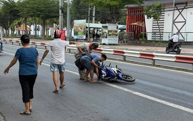 Xe cẩu làm đổ nhớt ra đường khiến hàng chục xe máy trượt ngã