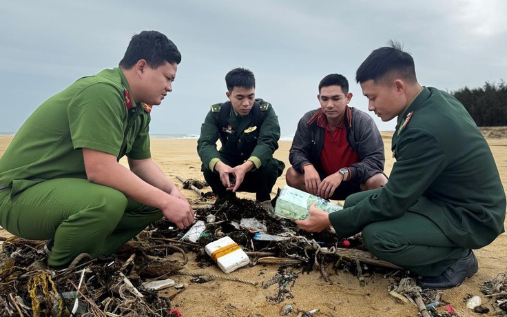 Người dân Quảng Ngãi phát hiện ma túy trôi vào bờ biển