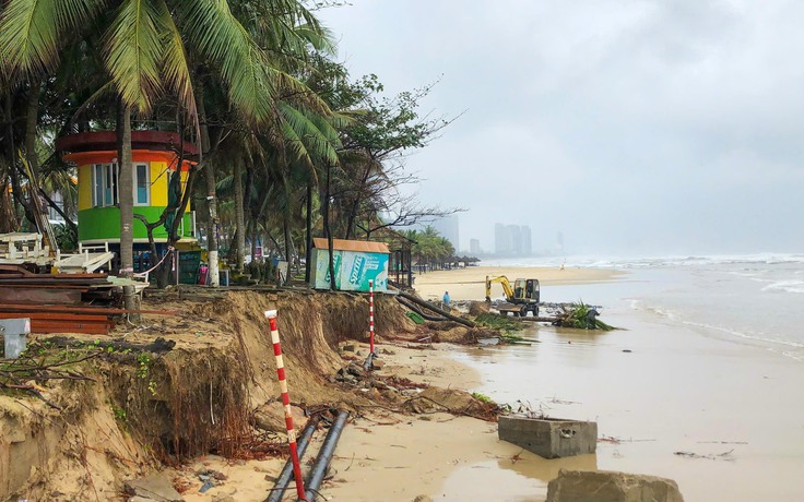 Bãi biển du lịch Đà Nẵng sạt lở nghiêm trọng, hàng quán bị sóng đánh sập