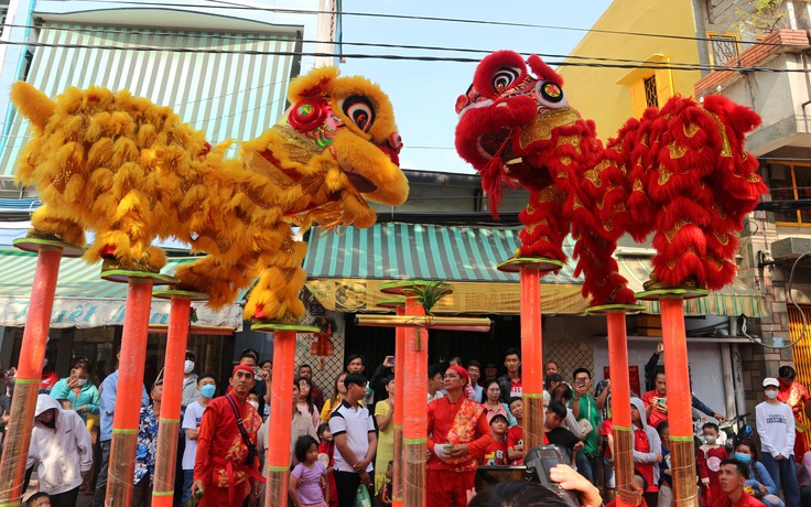 Đoàn lân sư rồng gần trăm năm Nhơn Nghĩa Đường tung tuyệt chiêu ngày đầu năm mới