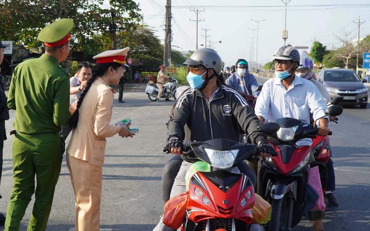 CSGT phát nước, sữa cho người dân rời quê trên Quốc lộ 1 mùng 5 tết