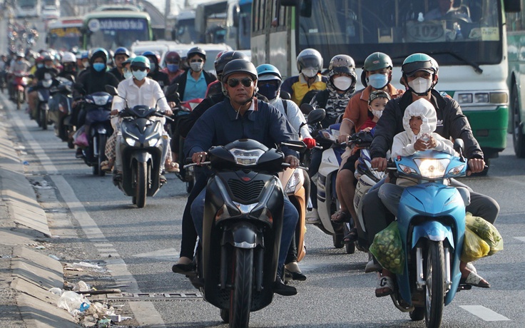 Nhiều người rời quê trở lại thành phố trong ngày nghỉ tết cuối cùng