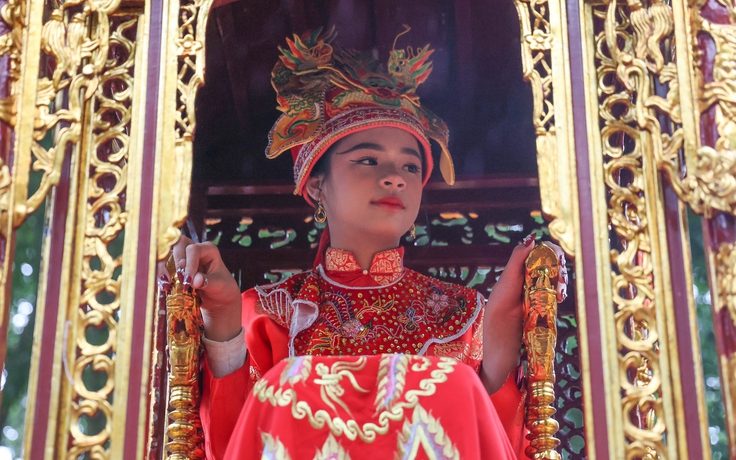 Rước kiệu 'nữ tướng' 11 tuổi tại hội Gióng