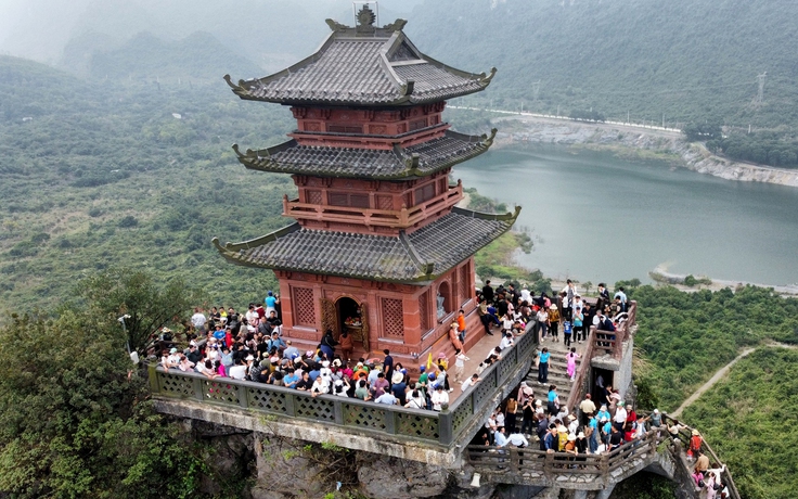 'Biển' người chen chân du xuân tại ngôi chùa lớn nhất thế giới