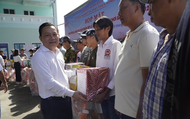 Kiên Giang: Tặng quà ngư dân trước chuyến xuất hành ra biển đầu năm