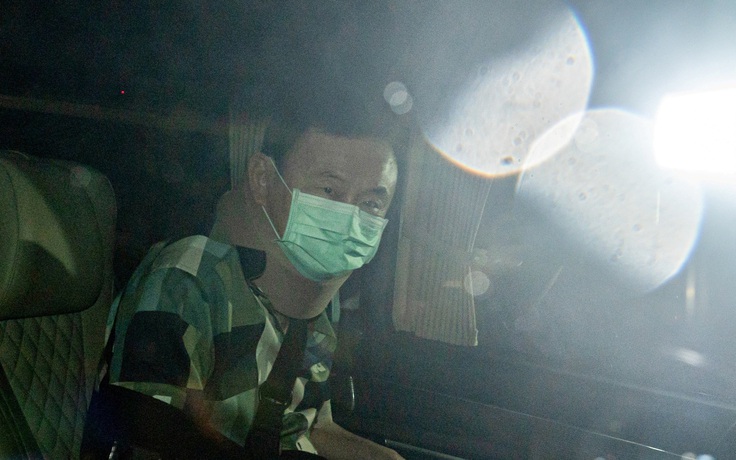 Vừa được tự do, cựu Thủ tướng Thaksin ngồi xe lăn đi gặp công tố viên
