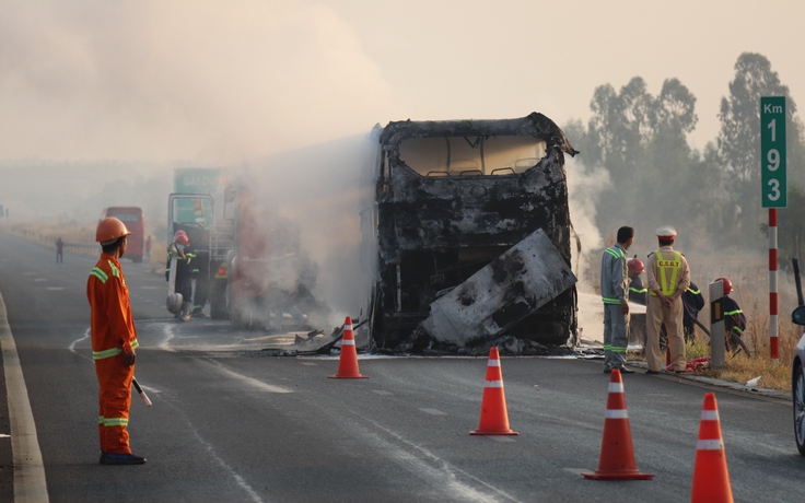 Xe khách cháy rụi trên cao tốc Vĩnh Hảo - Phan Thiết