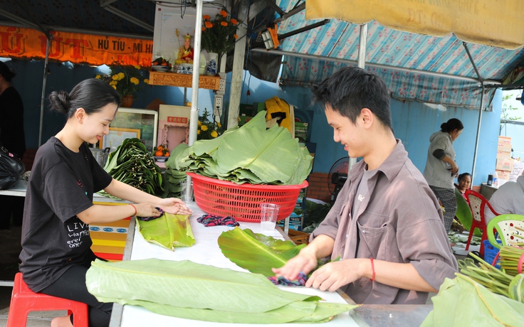 'Độc lạ' với bánh chưng xanh có nhân... tình thương