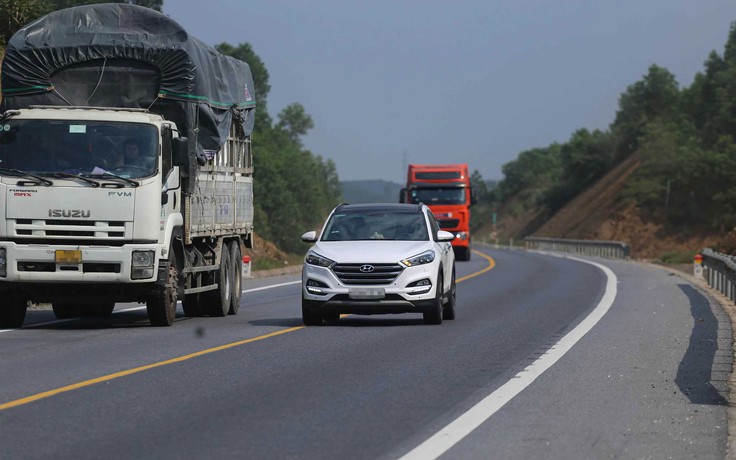 Tuần tra, phạt nguội xe vi phạm trên cao tốc Cam Lộ - La Sơn
