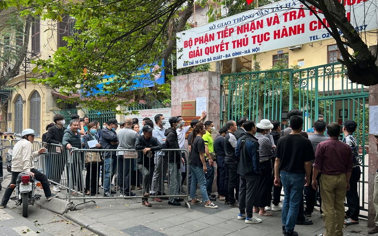 Người dân xếp hàng đổi giấy phép lái xe ở Hà Nội sau tết Nguyên đán