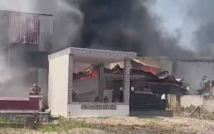 Cháy lớn tại cơ sở sản xuất ở H.Hóc Môn, nhiều tài sản bị thiêu rụi