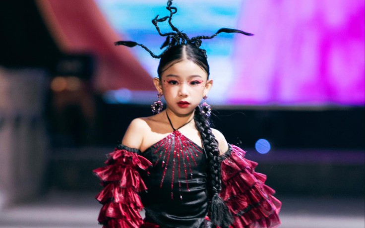 Người mẫu 8 tuổi mở màn show thời trang có Hoa hậu Hương Giang