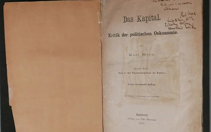 Trưng bày cuốn sách quý hiếm Karl Marx tặng Charles Darwin vào năm 1873