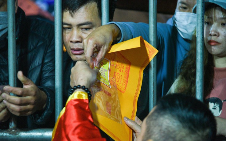 Nam Định: 17 vạn người đội mưa đổ về đền Trần dự lễ hội khai ấn