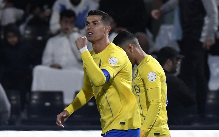 Ronaldo cân bằng kỷ lục của ‘Ronaldo béo’, đáp trả CĐV khi bị so sánh với Messi