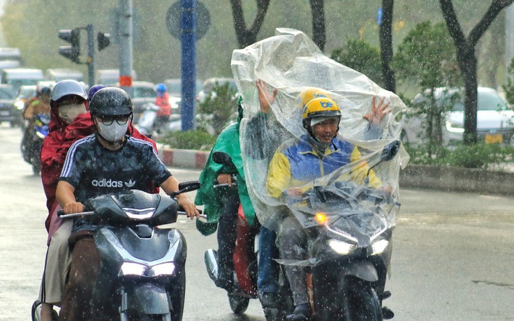 Giữa cao điểm nắng nóng, người dân TP.HCM dễ chịu sau cơn 'mưa vàng' chiều nay