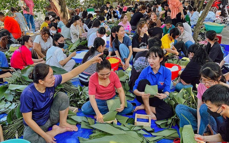 Hẻm TP.HCM rộn ràng, hàng trăm người tụ tập gói 2.000 cái bánh chưng làm điều đặc biệt