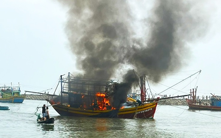 Tàu cá bốc cháy dữ dội trong âu thuyền, ngư dân mất trắng 600 triệu