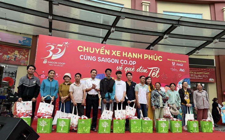 Saigon Co.op khởi hành chuyến xe hạnh phúc đưa 900 người dân về quê đón tết