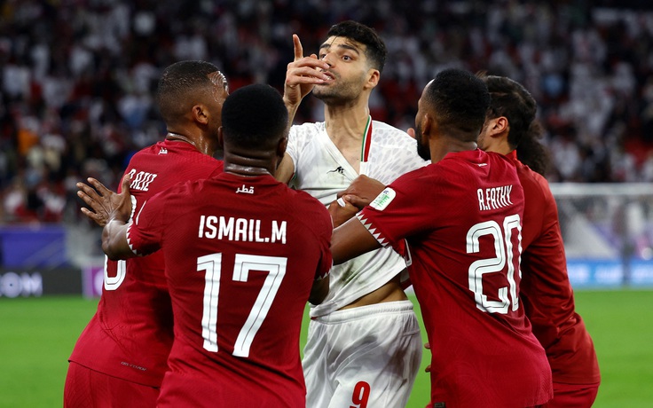 Cầu thủ đội tuyển Iran 'gây chiến' với CĐV Qatar sau trận thua