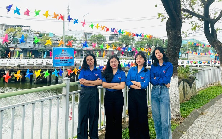 Tuyến đường chong chóng - điểm check-in mới của giới trẻ bên sông Phú Lộc