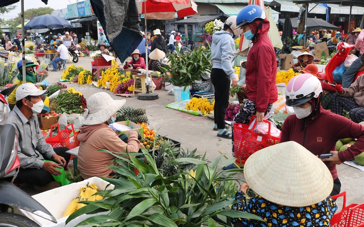 Chợ quê ngày 28 tết, người bán nhiều hơn khách mua