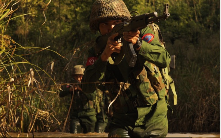 Quân đội Myanmar giao tranh với nhóm nổi dậy, đạn pháo bay vào khu chợ sầm uất