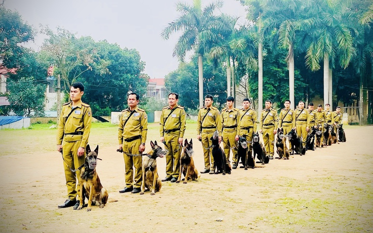 Công an Lào được bồi dưỡng dùng ‘khuyển binh’, xúc động chia tay trong lễ bế giảng