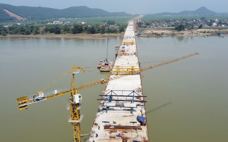 Cây cầu dài nhất trên cao tốc Bắc - Nam trước ngày hợp long