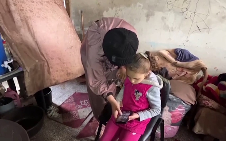 Bé gái Gaza kể lại khoảnh khắc được kéo ra từ ngôi nhà đổ