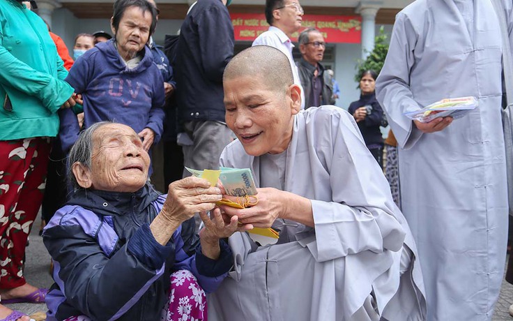 Ni sư Thích Nữ Tâm Nguyệt trao hơn 600 triệu đồng cho người nghèo Thừa Thiên-Huế