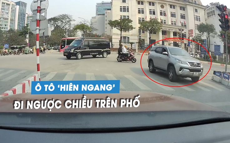 Tài xế 'hồn nhiên' lái xe Toyota Fortuner đi vào đường ngược chiều