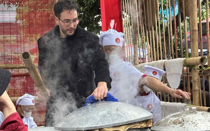 Khách Tây thích thú tự tay tráng bánh phở tại Festival Phở 2024