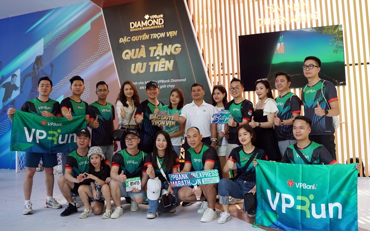 VPBank tặng hàng nghìn phần quà cho runner tham gia minigame giải chạy đêm TP.HCM