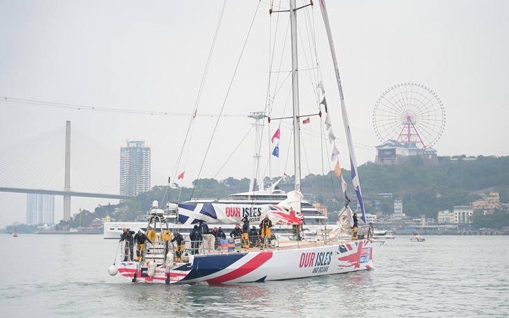 Mãn nhãn cảnh đoàn đua thuyền buồm Clipper Race diễu hành quanh vịnh Hạ Long