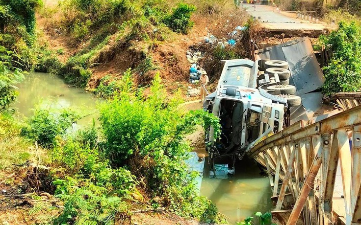Bình Phước: Cầu Ba Ven bị sập khi xe ben chở cát đi qua