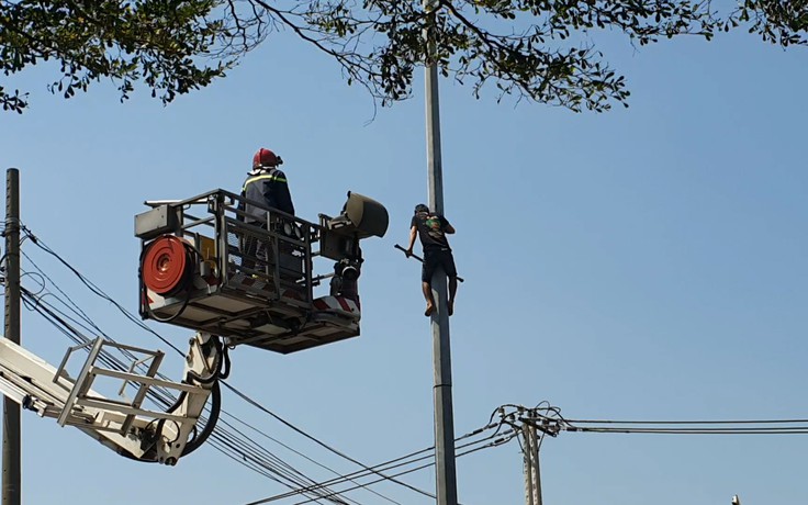 'Thót tim' cảnh giải cứu người đàn ông leo cột đèn gây náo loạn đường phố