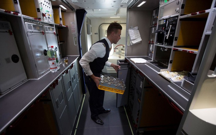 Làm thế nào để hâm đồ ăn và nấu nước nóng trên máy bay?