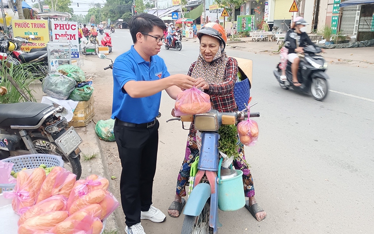 Thầy giáo trẻ vùng quê đưa học sinh trường làng vươn xa