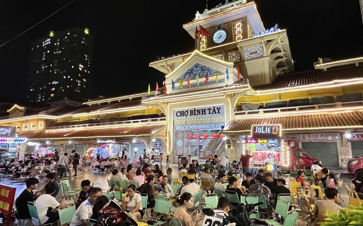 Ngôi chợ gần trăm tuổi ở phố người Hoa hút khách đến vui chơi ban đêm
